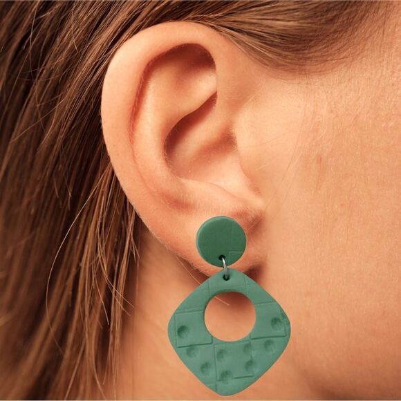 💚Hypoallergenic Sage Green Clay Earrings Diamond Shaped Dangle - Picture 2 of 5